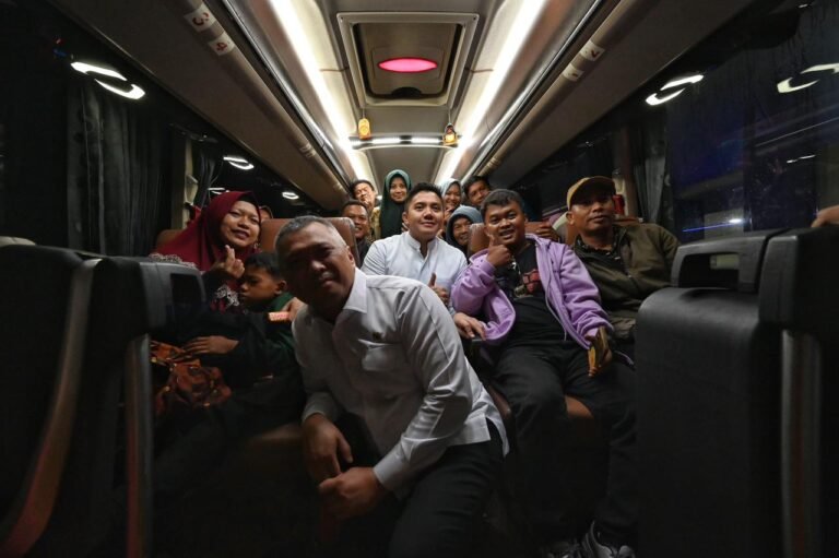 Rabu Dini Hari, Seskab Teddy dan Menhub Dudy Sambut Pemudik dan Pantau Arus Balik di Pulo Gebang