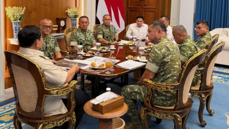 Presiden Prabowo Terima Laporan Pembangunan 300 Jembatan dan Renovasi Sekolah Terdampak Bencana dari KSAD