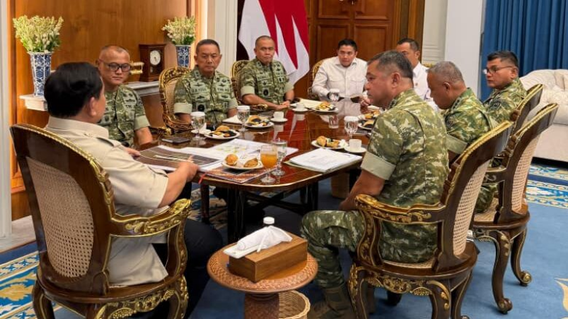 Presiden Prabowo Terima Laporan Pembangunan 300 Jembatan dan Renovasi Sekolah Terdampak Bencana dari KSAD