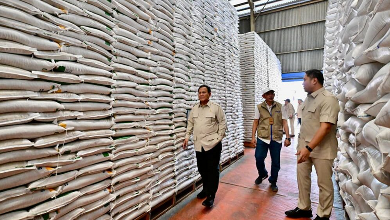 Presiden Prabowo Sidak ke Gudang Bulog Danurejo Magelang, Pastikan Stok Aman, Banyak, dan Distribusi Tepat Sasaran