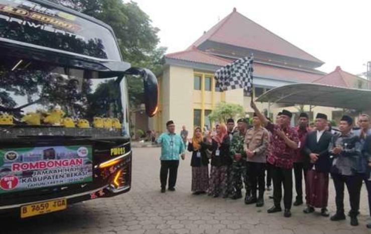 Plt. Bupati Asep Surya Atmaja Lepas Kloter Perdana Jamaah Haji Kabupaten Bekasi
