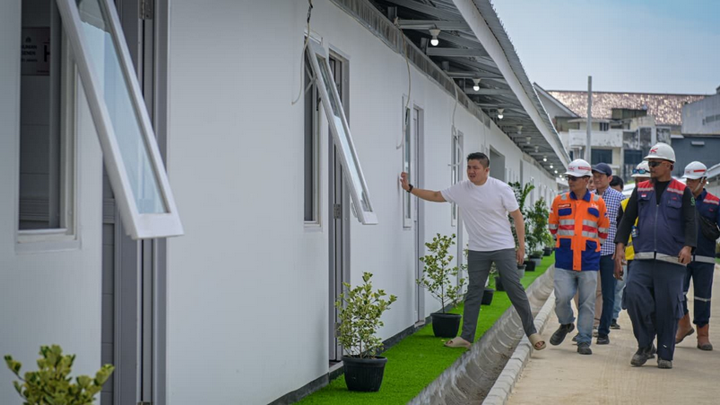 Pemerintah Bangun Hunian Layak bagi Warga Pinggir Rel Pasar Senen, Seskab Teddy Tinjau Langsung