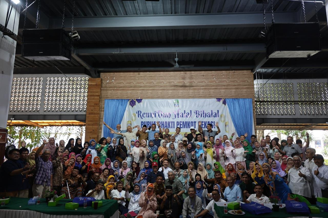 Wawali Harris Bobihoe Akrab Dan Benyanyi Bersama Para Pensiunan Pemkot Bekasi