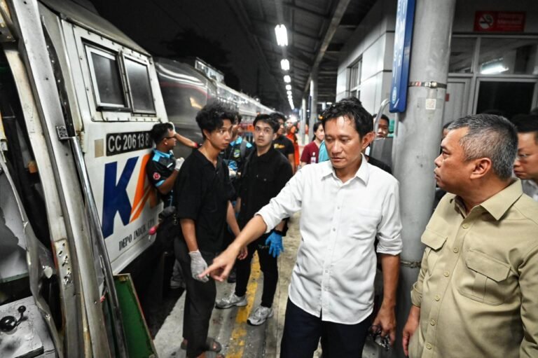 Presiden Prabowo dan Menhub Dudy Temui Korban Insiden KA Bekasi Timur