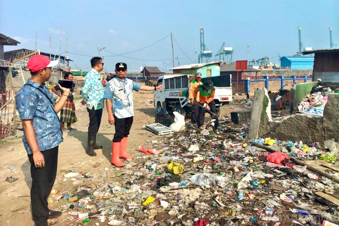Petugas Gabungan Bersihkan Tumpukan Sampah di Kalibaru