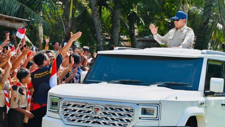 Antusias Sambut Presiden Prabowo, Warga Kebumen Padati Jalur Menuju BUBK