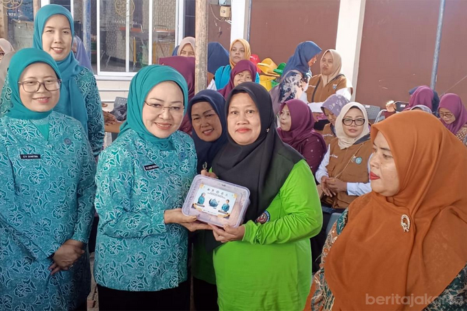 PKK DKI Distribusikan Daging Kurban ke Warga Kamal