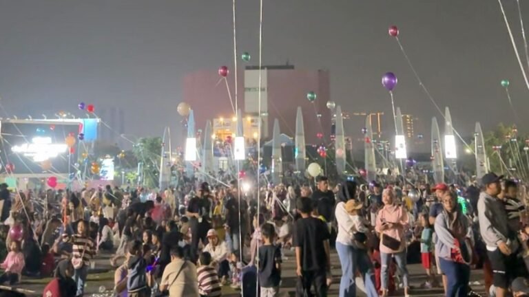 Balon Terbang Jadi Magnet Hiburan Akhir Pekan Warga di Plaza Patriot Chandrabhaga