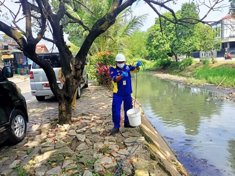 Dinas Lingkungan Hidup Kota Bekasi Tindaklanjuti Dugaan Pencemaran di Kali Rawalumbu