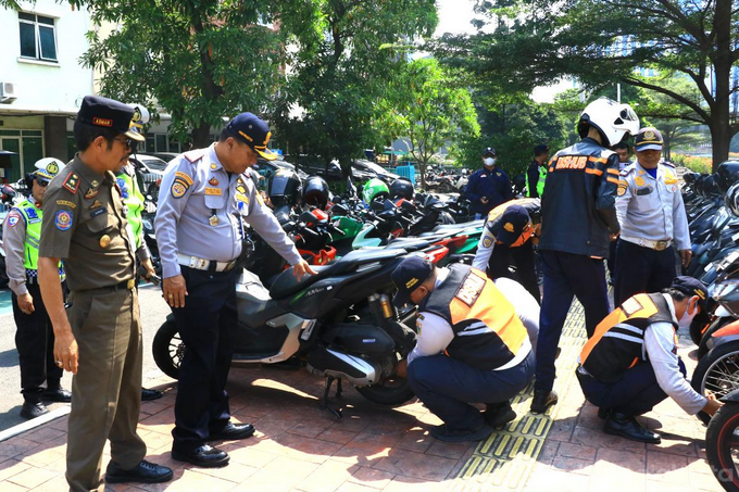 Penertiban Parkir di Kembangan Tindak 158 Motor dan 4 Jukir Liar