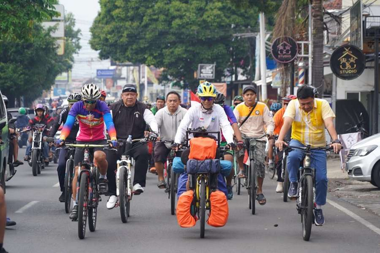 Bupati Garut Lepas Keberangkatan 'Tour Asia Finish Mekkah'
