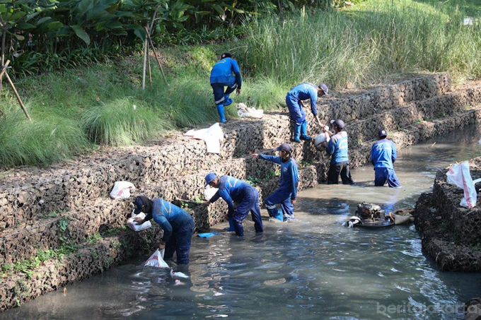 Saluran Air di Taman Bendera Pusaka Dibersihkan
