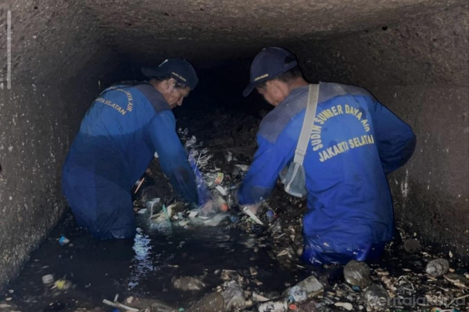 Pengerukan Saluran di Jalan Melawai I Angkat Tujuh Truk Sedimen