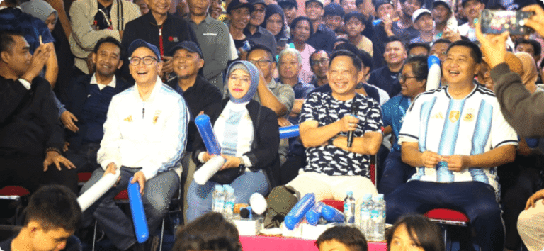 Mendagri Nobar Final Piala Dunia Bersama Warga Menteng Tenggulun