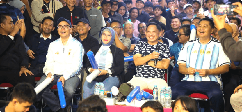 Mendagri Nobar Final Piala Dunia Bersama Warga Menteng Tenggulun