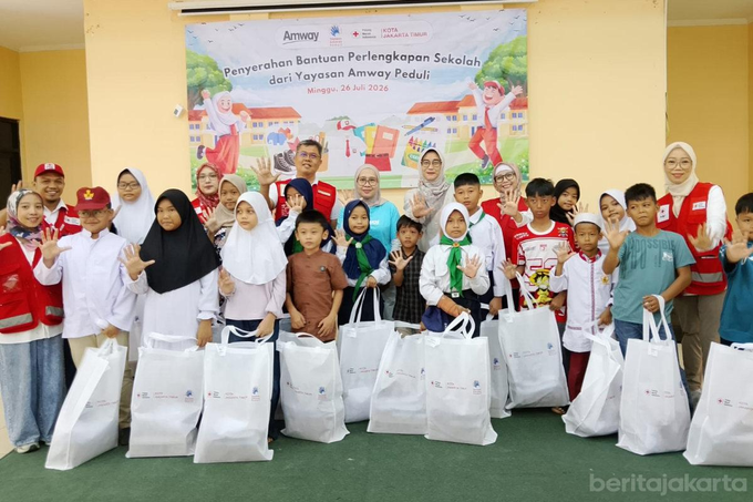PMI Jaktim Salurkan Paket Perlengkapan Sekolah ke Panti Sosial di Klender