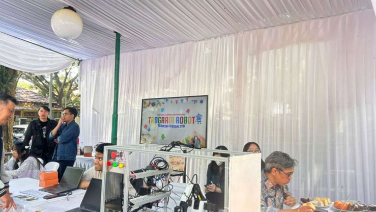Mahasiswa ITB Kenalkan Tangram Robot di Festival Literasi Kota Bandung