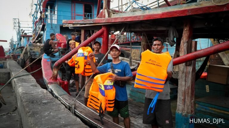 PERKUAT BUDAYA KESELAMATAN BERLAYAR, KEMENHUB SERAHKAN 150 UNIT LIFE JACKET KEPADA NELAYAN MUARA ANGKE