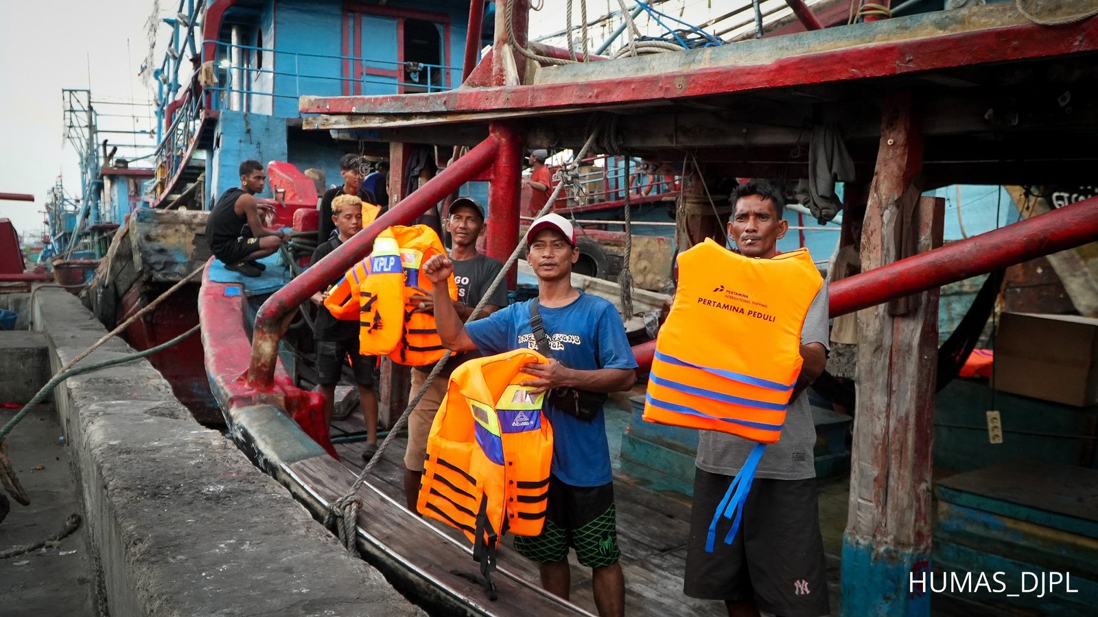 PERKUAT BUDAYA KESELAMATAN BERLAYAR, KEMENHUB SERAHKAN 150 UNIT LIFE JACKET KEPADA NELAYAN MUARA ANGKE
