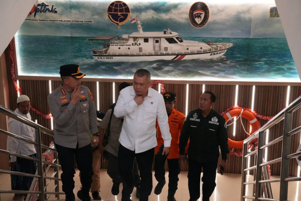 Menhub Dudy Tinjau Langsung Evakuasi Penumpang KM Mutiara Sentosa II, Apresiasi Tim Penyelamat dan Pastikan Operasi Terus Berjalan