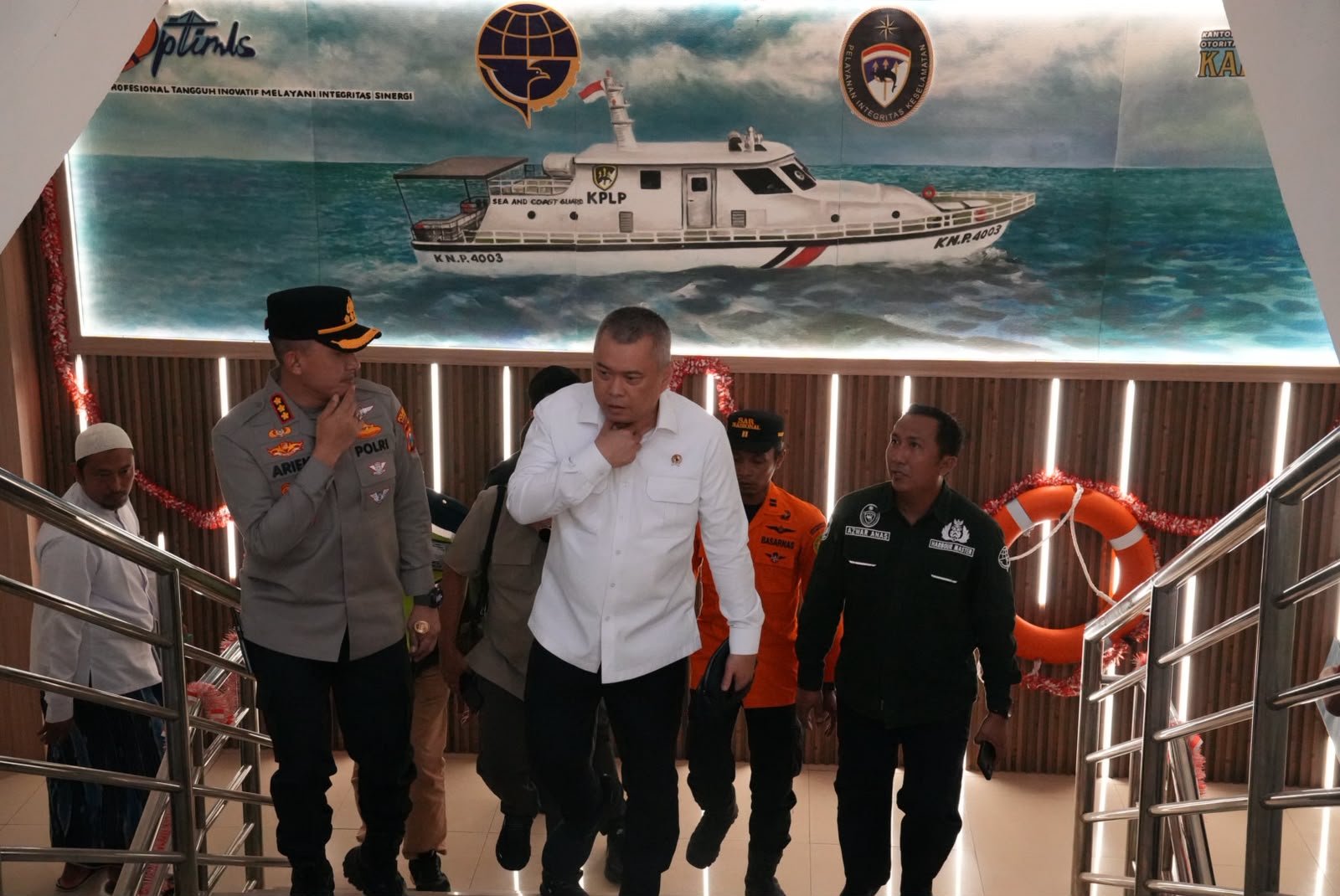 Menhub Dudy Tinjau Langsung Evakuasi Penumpang KM Mutiara Sentosa II, Apresiasi Tim Penyelamat dan Pastikan Operasi Terus Berjalan