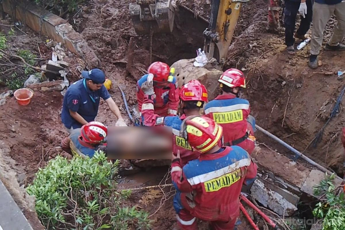 Gulkarmat Jaktim Evakuasi Korban Turap Longsor di Jalan DI Panjaitan
