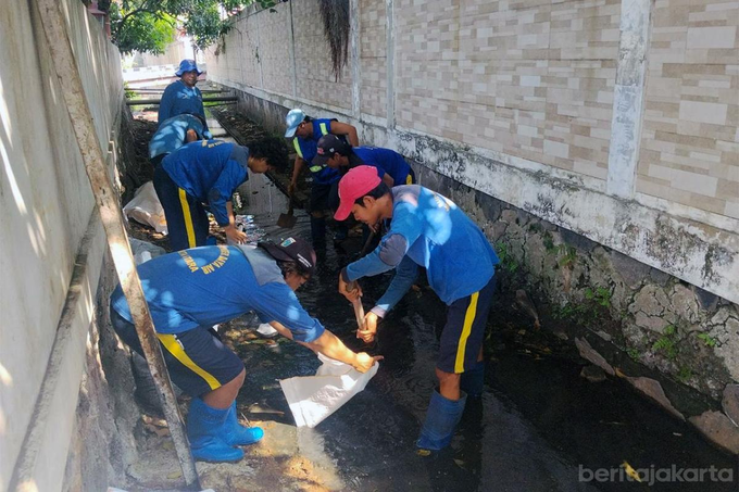 Pengerukan Saluran Air di Jalan Lodan Dalam VI Capai 50 Persen