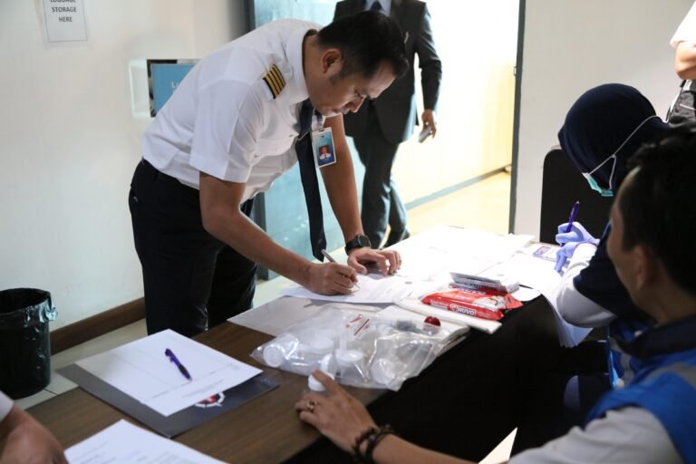 Kemenhub Perkuat Pengawasan Keselamatan Penerbangan Melalui Tes Narkoba terhadap Personel Penerbangan di Bandara Soekarno-Hatta