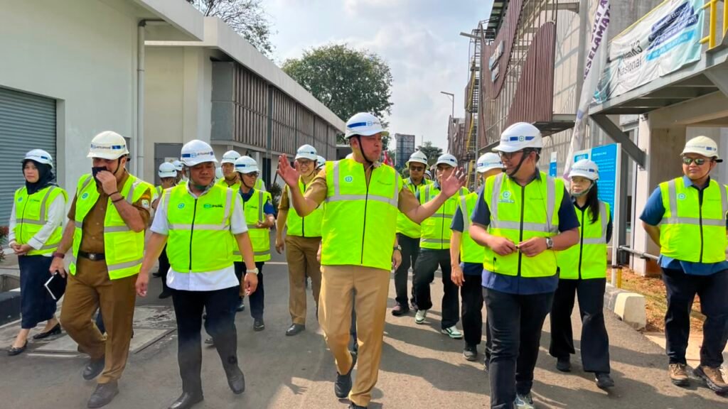 Antisipasi Musim Kemarau, Wali Kota Bekasi Lepas 11 Armada Water Trucking untuk Warga