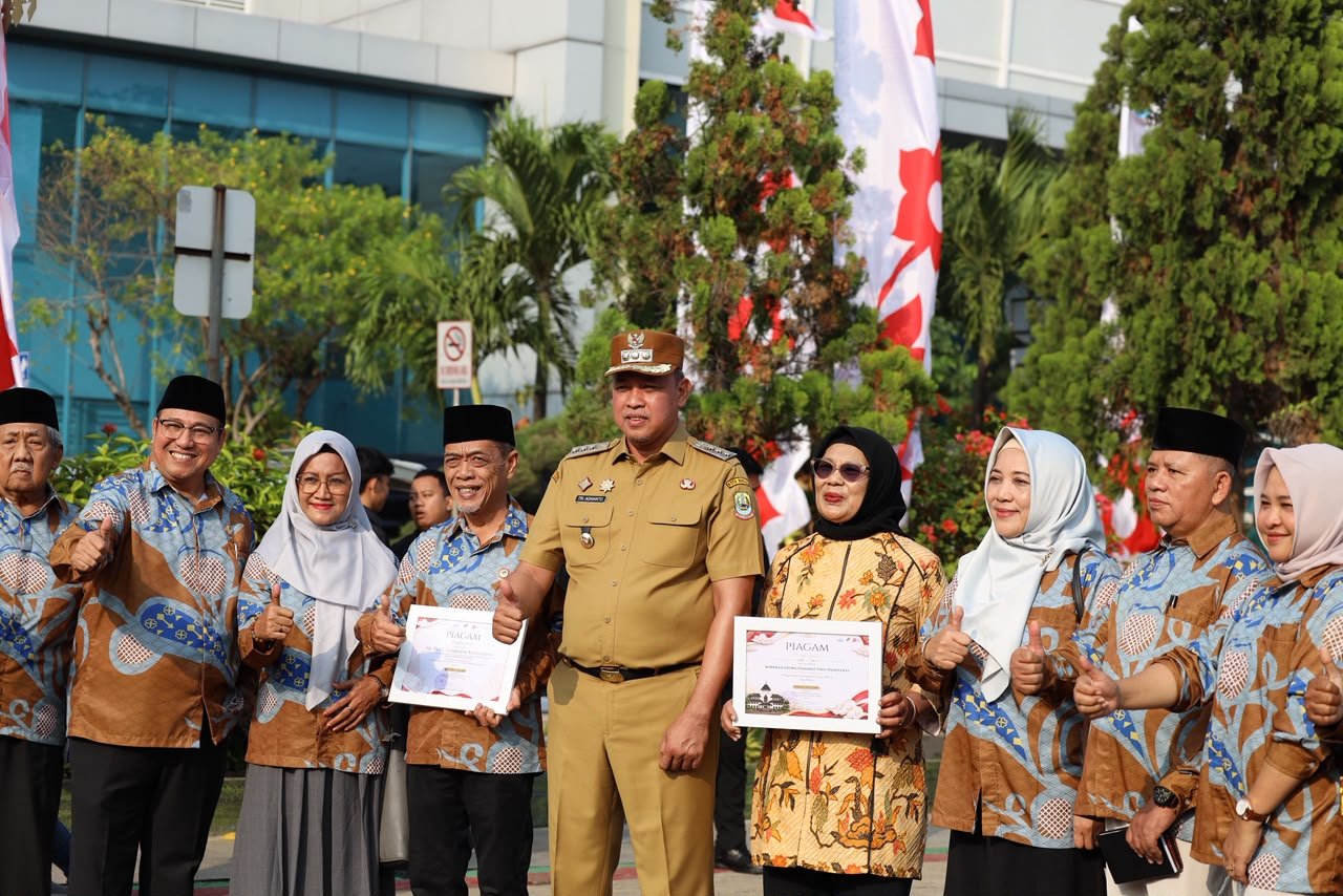*Wali Kota Serukan Peningkatkan Kinerja, Perkuat Sinergi dan Beri Apresiasi Berbagai Prestasi dimoment Apel Pagi"