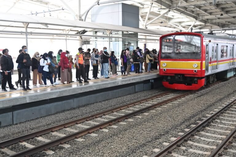 Peringati HUT Ke-81 Republik Indonesia, Menhub Dudy Ajak Masyarakat Manfaatkan Tarif Khusus Transportasi Umum