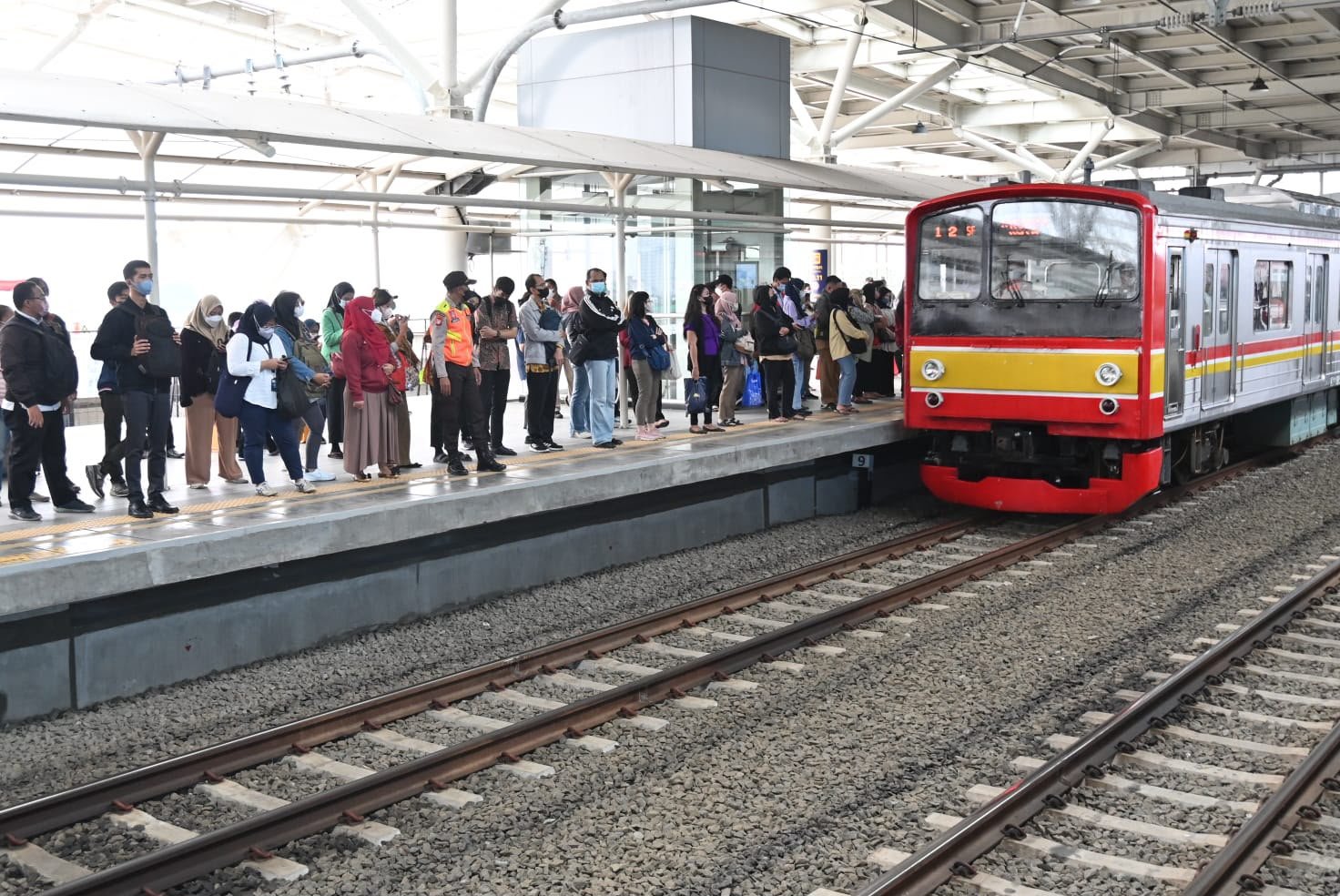 Peringati HUT Ke-81 Republik Indonesia, Menhub Dudy Ajak Masyarakat Manfaatkan Tarif Khusus Transportasi Umum