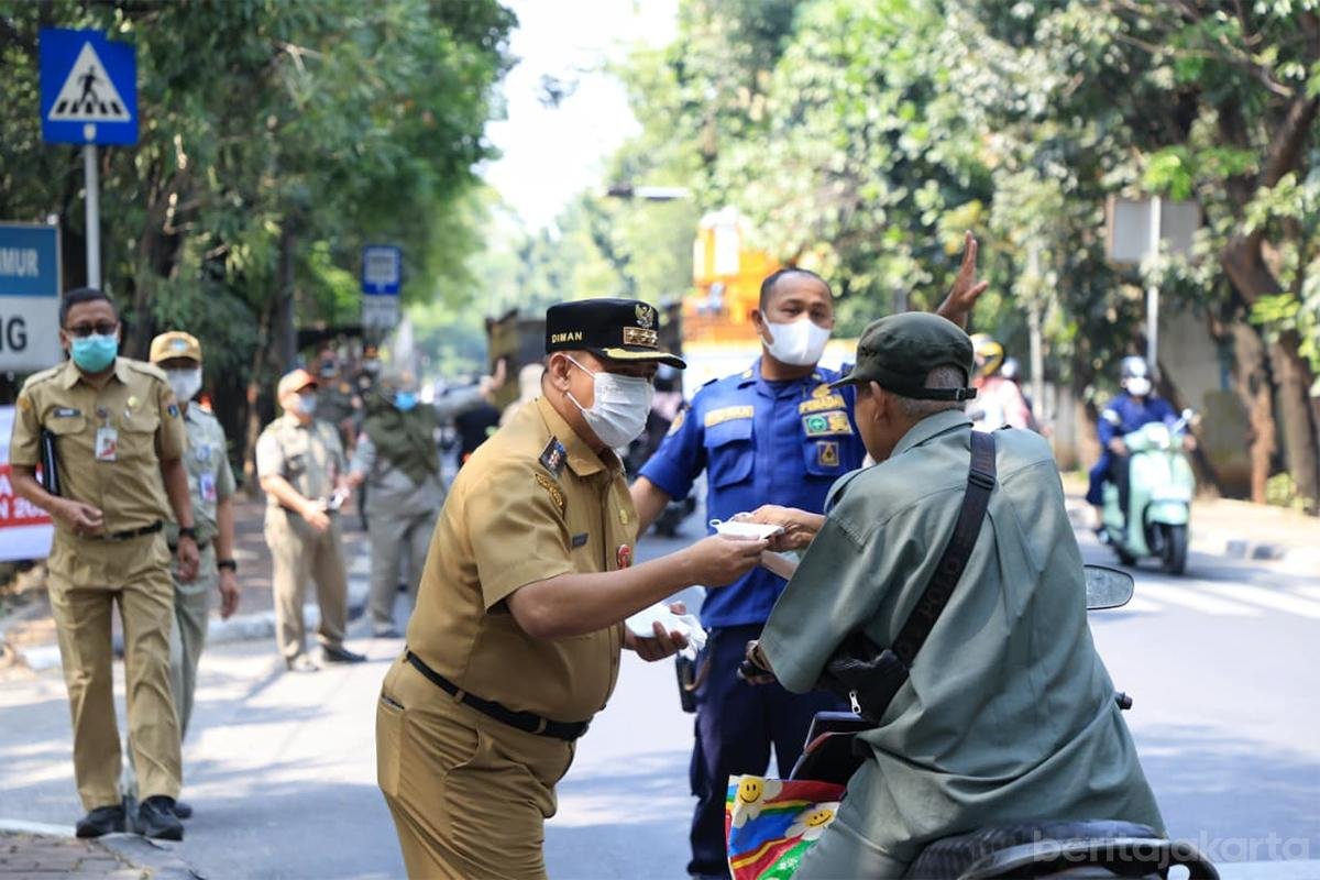 Camat Cipayung Pimpin Pembagian Masker Gratis