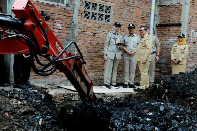 Tinjau Pengerukan Anak Kali Krukut, Pramono Siapkan Penataan Kawasan