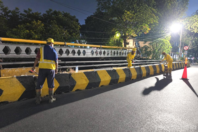 Trotoar Jembatan Boulevard Gading Raya Dipasang Pengaman