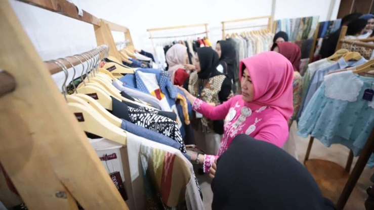 Peserta Rakerda Dekranasda Jabar Borong Produk UMKM di Galeri Patrakomala