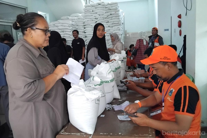 Bantuan Beras 6.531 KK di Pasar Manggis Didistribusikan