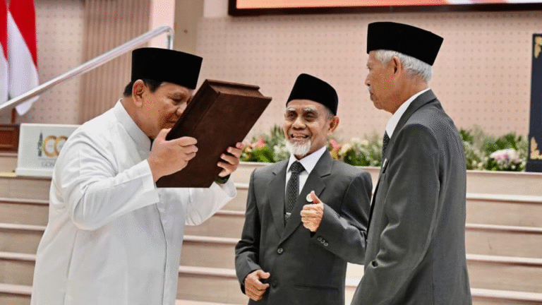 Presiden Prabowo Terima Mushaf Al-Qur’an Gontor dan Buku “Gontor untuk Indonesia”