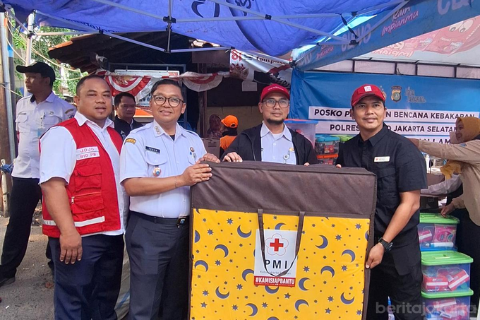 PMI Jaksel Bantu Penyintas Kebakaran di Kebayoran Lama Utara