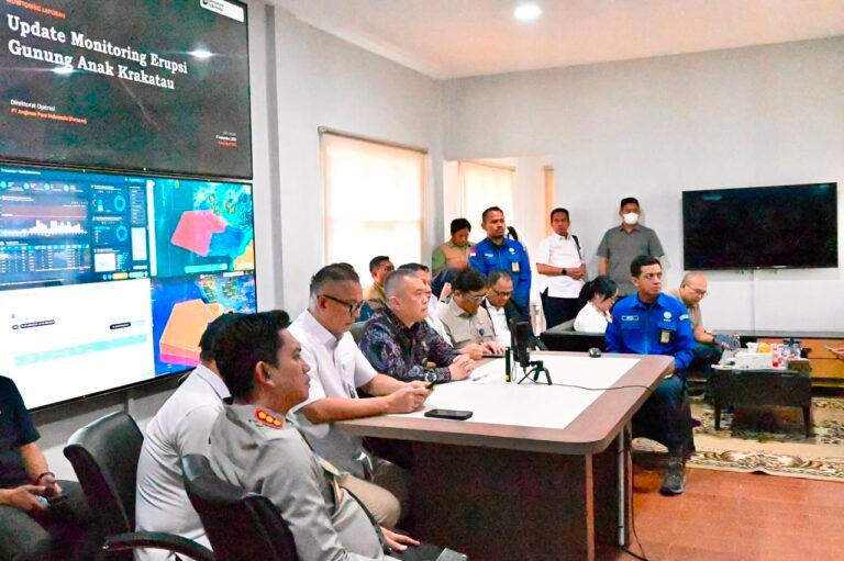 Menhub Dudy: Keselamatan Utama, Dampak Erupsi Gunung Anak Krakatau Terus Dimonitor
