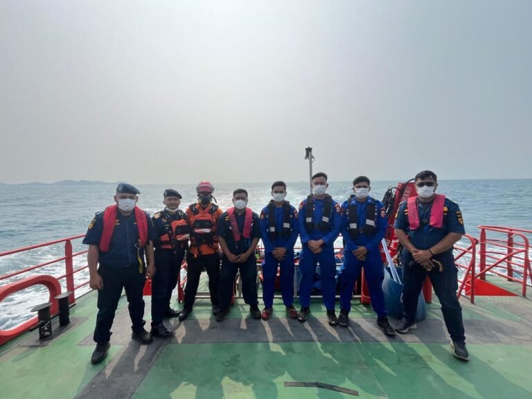 KSOP Banten Bersama Tim SAR Gabungan Lakukan Pencarian Lima Jurnalis Hilang Kontak di Selat Sunda