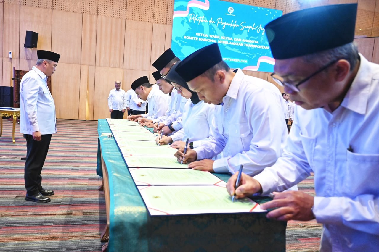 Menhub Dudy Lantik Ketua dan Anggota KNKT Masa Jabatan 2026-2030
