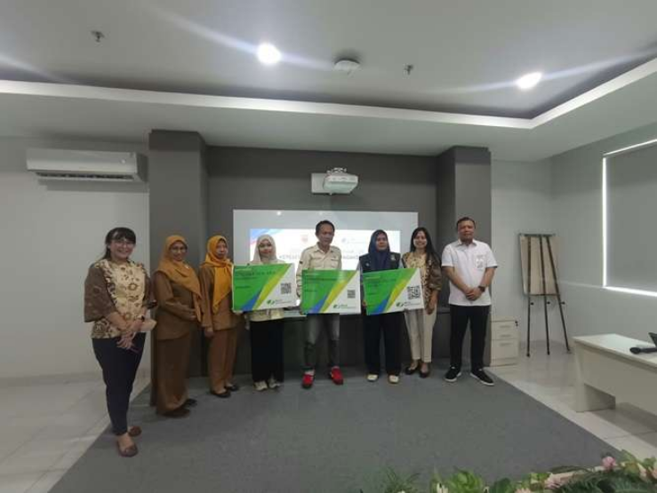 Lindungi Pekerja Sosial, Dinsos Serahkan 350 Kartu BPJS Ketenagakerjaan